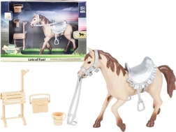 Pony en el establo con accesorios para niñas