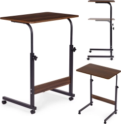 Mesa auxiliar móvil para portátil junto al sofá y sillón en acabado nogal oscuro ModernHome