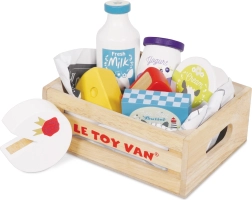 Caja de madera con productos lácteos para niños