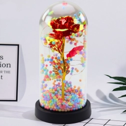 Rosa eterna en cúpula con iluminación LED y bolitas de colores roja