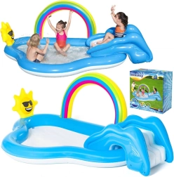 Colorida piscina infantil con arcoíris y solecito