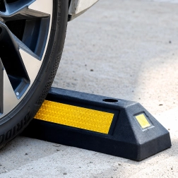 Tope de estacionamiento de goma de 54 cm con bandas reflectantes