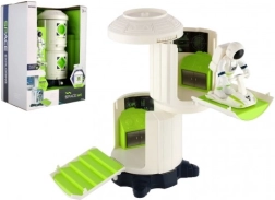 Estación espacial con luces y sonidos con astronauta a pilas