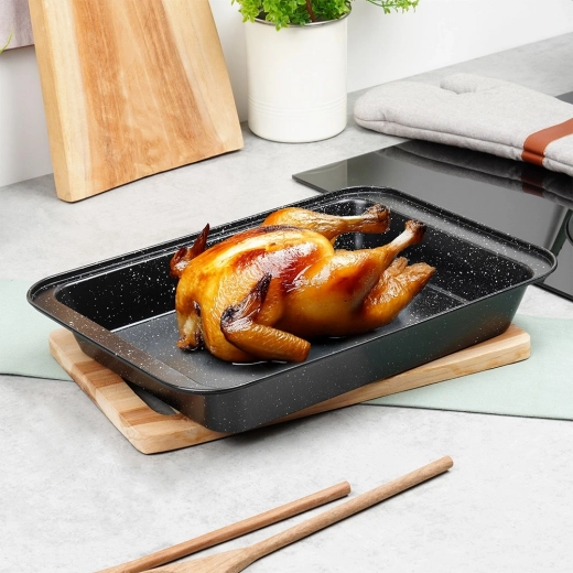 Bordes altos para mayor capacidad y horno más limpio