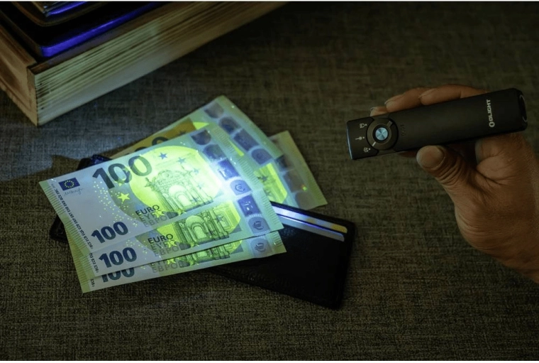 Luz UV para comprobar billetes y documentos