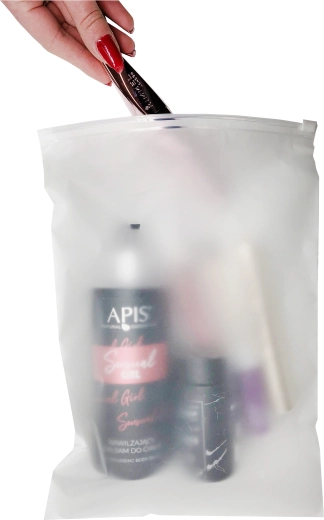 Organización clara de cosméticos y artículos de aseo