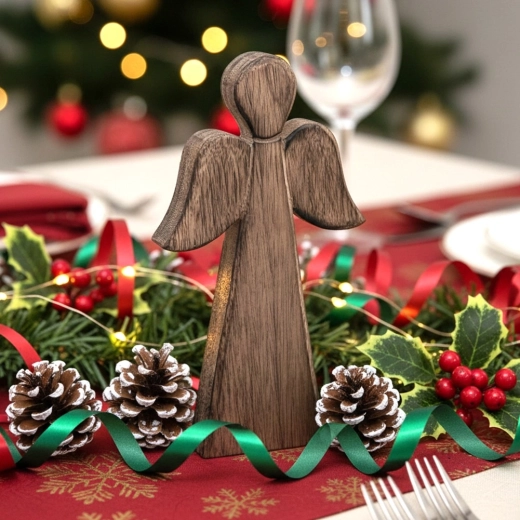 Ambiente navideño en la mesa y en la repisa de la chimenea