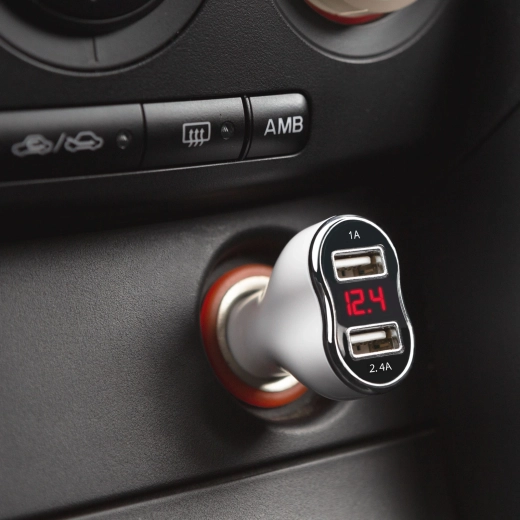 Adaptador para encendedor de coche con dos puertos USB y medición de voltaje y corriente, blanco