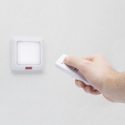 Lámpara LED de pared con mando a distancia a pilas