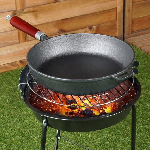 Lista para la parrilla y fuego abierto