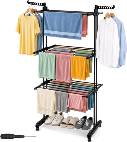 Soportes laterales para perchas y espacio para calzado
