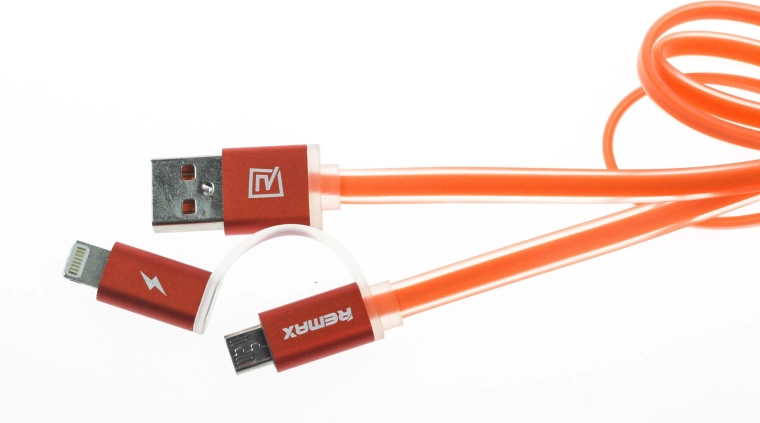 Dos conectores en uno: Lightning y micro‑USB