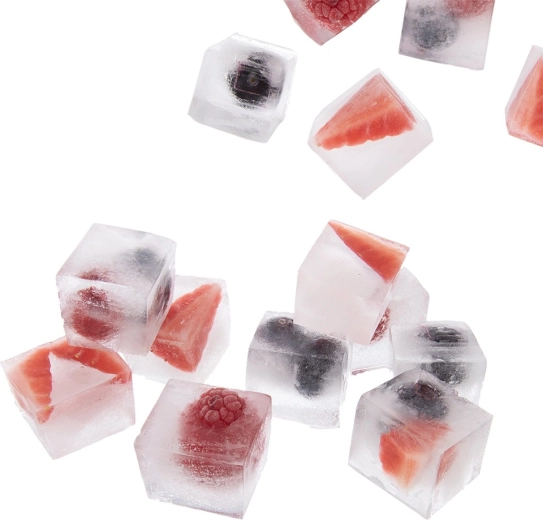 Crea hielo creativo con fruta o hierbas