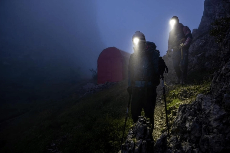 Luz potente para moverse por el terreno