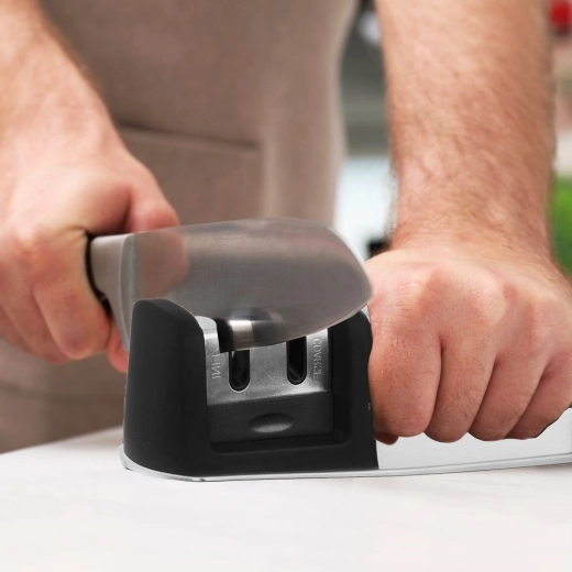 Trabajo seguro y estable en la encimera de cocina