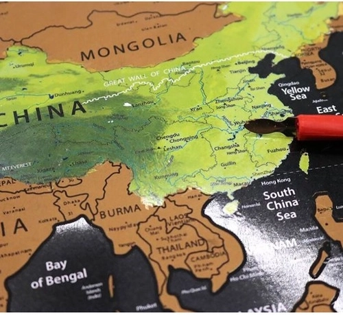 Raspa la superficie dorada y descubre las banderas y los detalles de los países