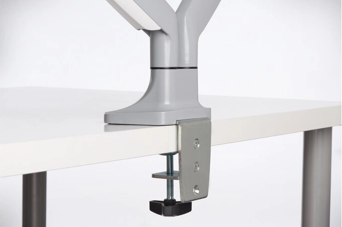 Fijación estable a la mesa: abrazadera o pasacables