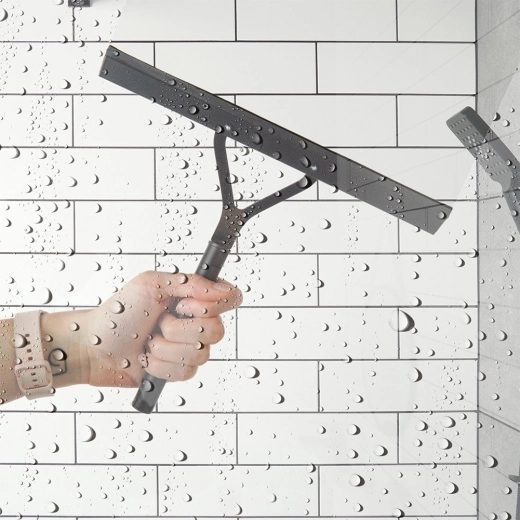 Limpieza ergonómica en ducha y ventanas