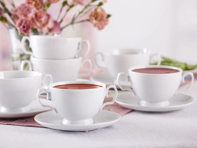 Porcelana blanca atemporal para un servicio elegante