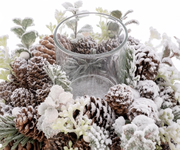 Piñas espolvoreadas de nieve para un aspecto invernal