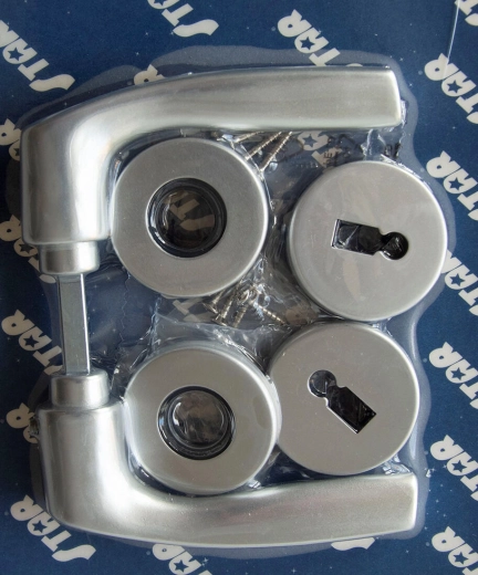 Herraje de puerta con roseta MONET, llave, anodizado plata