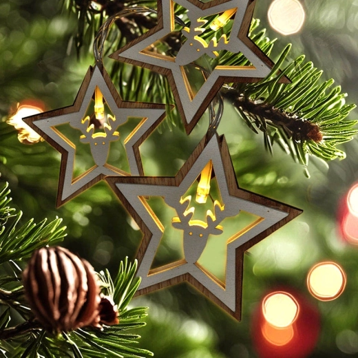 Estrellas de madera con luz cálida