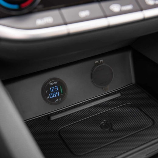 Toma USB empotrable para automóvil con QC 3.0 y voltímetro
