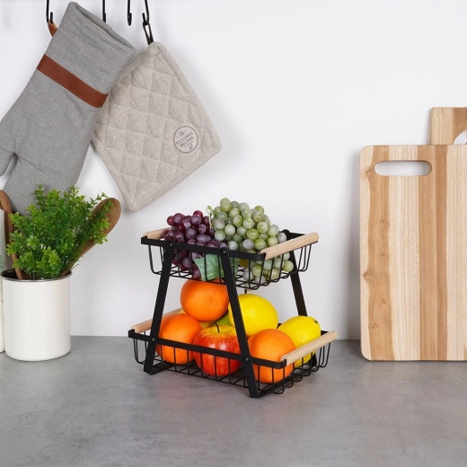 Estructura metálica resistente con asas de madera