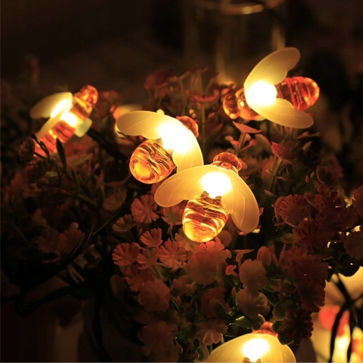 Diseño divertido de abejitas con luz cálida