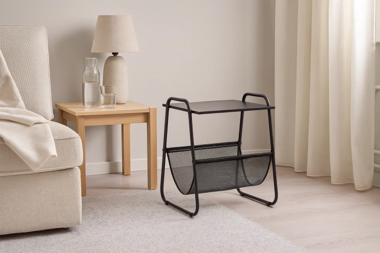 Mesa auxiliar negra con soporte para revistas 40 × 40 × 55 cm