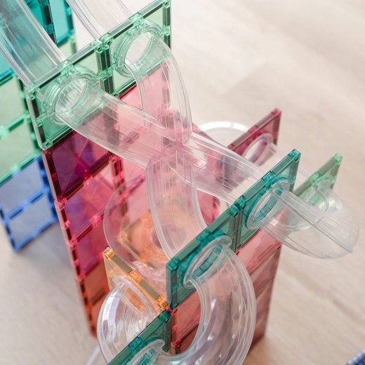Tubos transparentes para aprender física de forma divertida