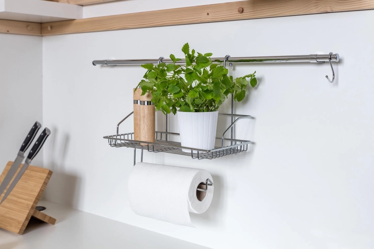 Soporte integrado para paños y rollos