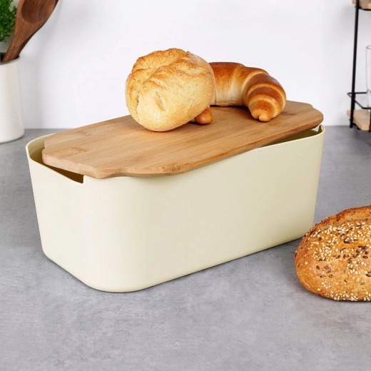 La tapa de bambú sirve como tabla de cortar