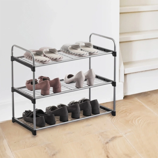 Tres estantes para guardar los zapatos de forma organizada