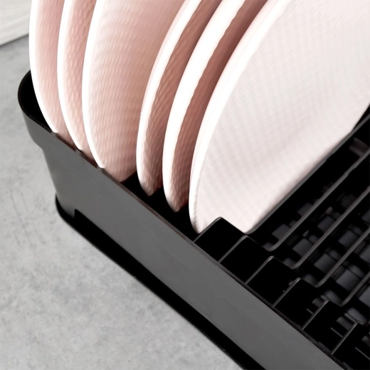 Espacio para hasta 11 platos y zona para tazas