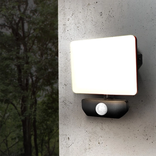 Amplio haz de luz 120° y brillo 2550 lm