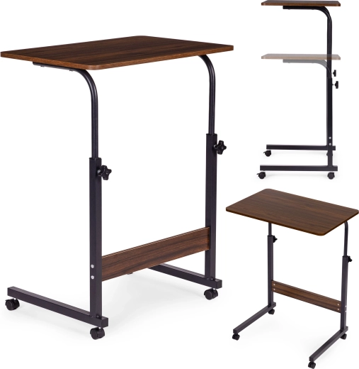 Mesa auxiliar móvil para portátil junto al sofá y sillón en acabado nogal oscuro ModernHome