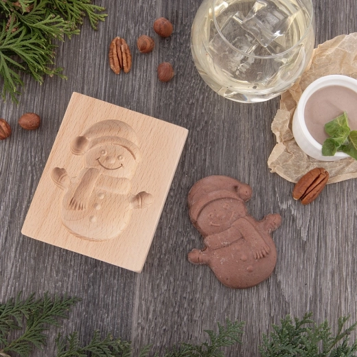 Hermoso relieve de muñeco de nieve en galletas y chocolate