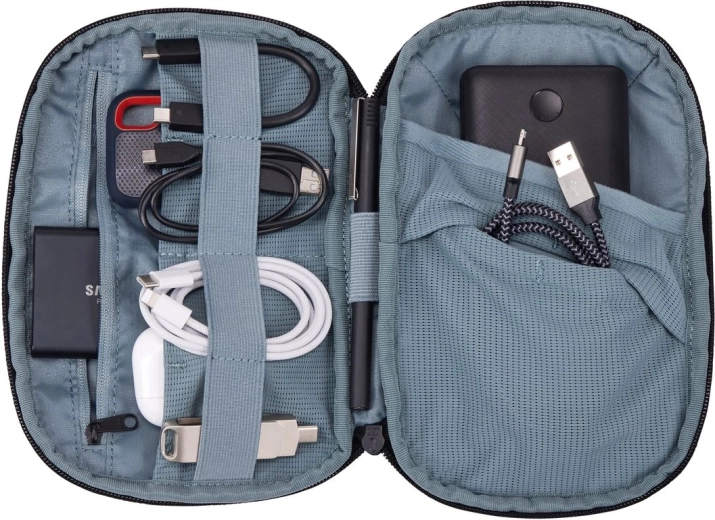 Organización ordenada de cables y dispositivos electrónicos