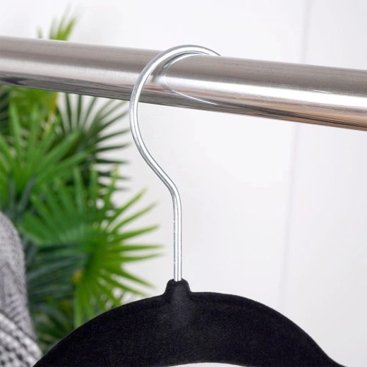 El terciopelo antideslizante protege la ropa