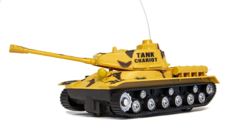 Tanque de combate teledirigido (control remoto), mix de colores - 1 unidad