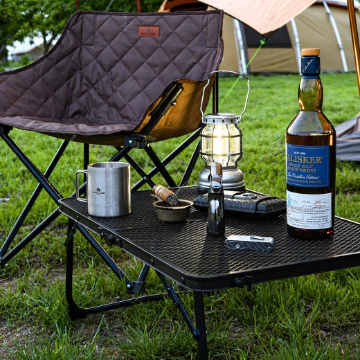 Superficie práctica para apoyar objetos en el camping