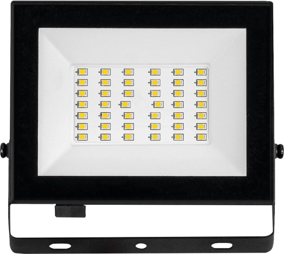 Iluminación amplia y brillante de 2400 lm