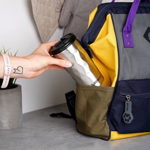 Forma ergonómica que encaja en los portavasos del coche