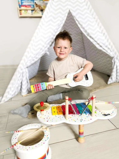 Guitarra de madera para manos infantiles