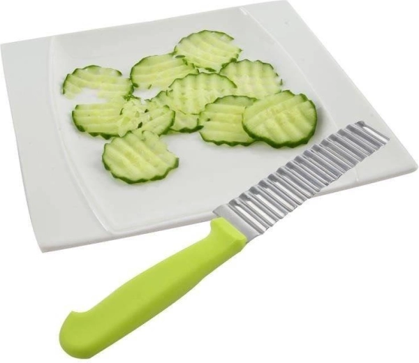 Patatas fritas onduladas y rodajas decorativas en un momento
