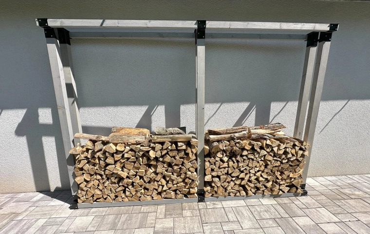 Almacenamiento de leña estable y ventilado
