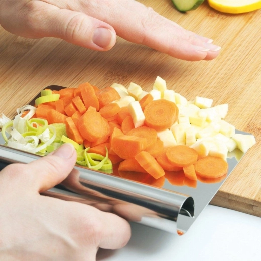 Recogida y traslado rápido de ingredientes picados