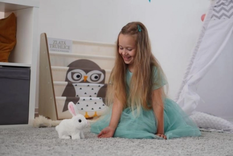 Conejito de peluche interactivo a pilas