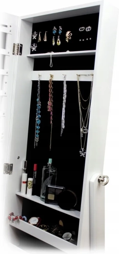Distribución interior bien pensada para joyas y accesorios